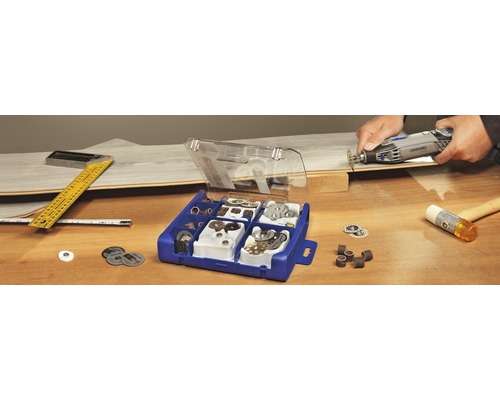 Dremel Werkzeug mit Zubehörbox, Winkel, Massband und Hammer auf einem Tisch
