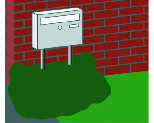 Briefkasten auf Füßen vor einer Backsteinmauer