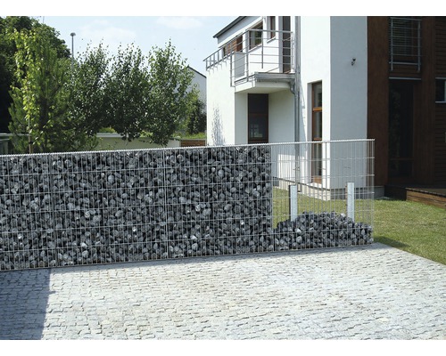 Gabionenwand mit Steinfüllung als Grundstücksbegrenzung