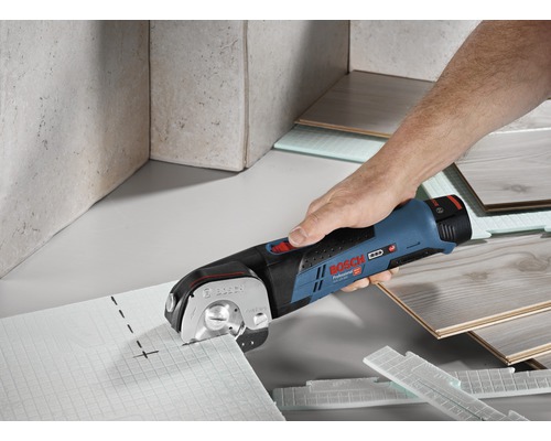 Logo Bosch. Main manipulant un coupe-isolant sans fil Bosch pour couper des panneaux isolants sur mesure.