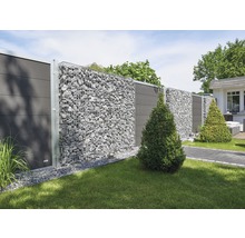 Garten mit Gabionenzaun und Holzelementen zur Grundstückseinfriedung