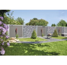 Gartenansicht mit Gabionenzaun, Holzelementen und Dekorationen