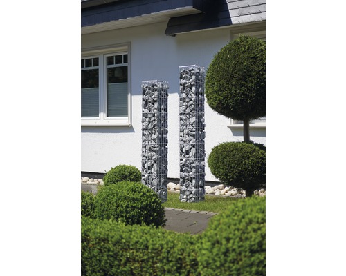 Deux colonnes de gabions remplies de pierres dans le jardin