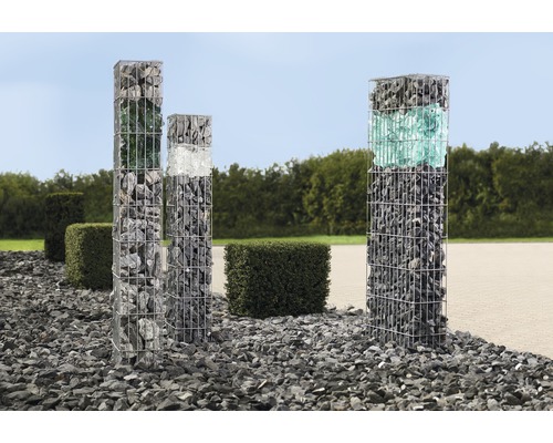 Colonnes de gabions avec pierres et éléments en verre dans le jardin