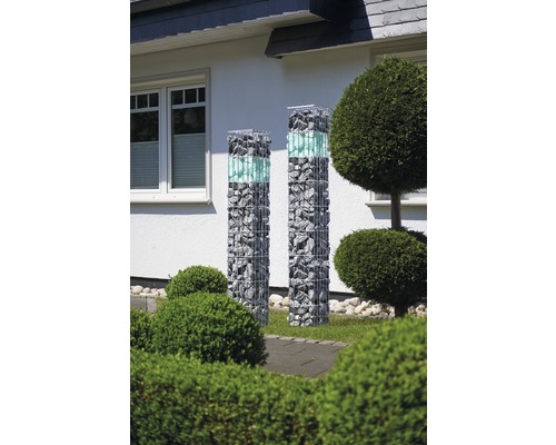 Deux colonnes de gabions remplies de pierres dans le jardin devant.
