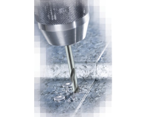 Metallbohrer bohrt durch Metall