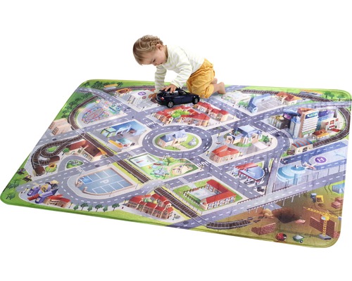 Enfant jouant sur un tapis de jeu avec un motif de ville