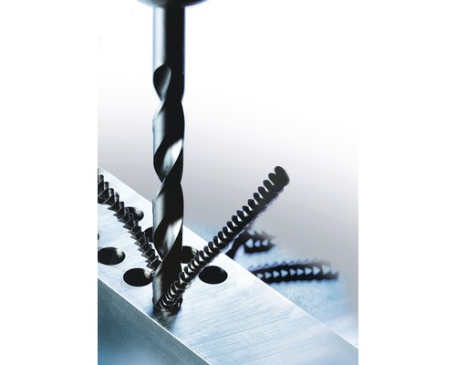 Bohrer bohrt ein Loch in ein Metallstück mit Schrauben