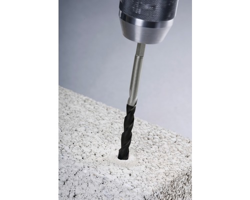 Nahaufnahme einer Bohrmaschine beim Bohren in einen Stein