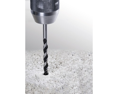 Bohrmaschine bohrt Loch in Stein