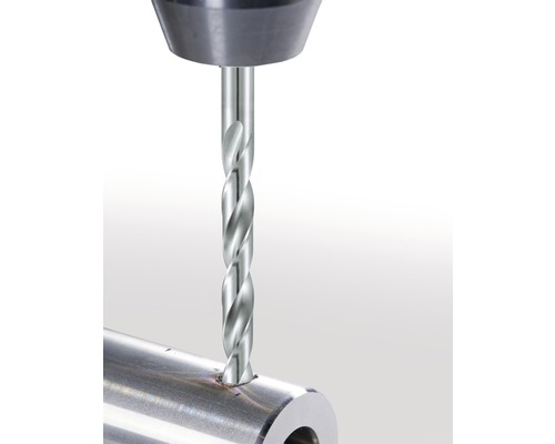 Metallbohrer beim Bohren in ein Metallrohr