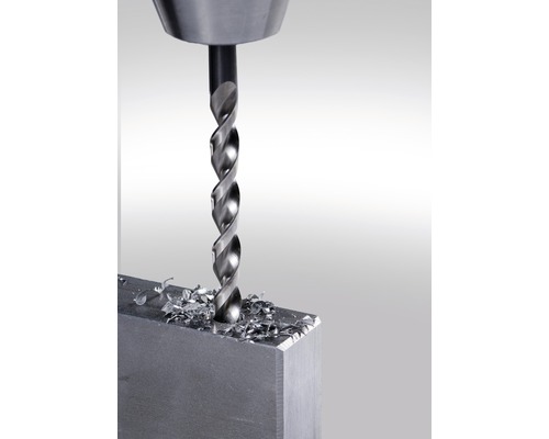 Metallbohrer bohrt in Metallstück