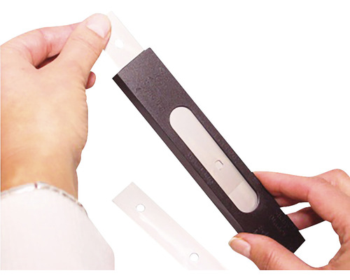 Person schiebt Ersatzklinge in Klingenschacht