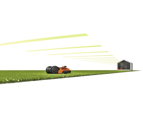 Rasenmähroboter auf Rasenfläche vor einem Haus