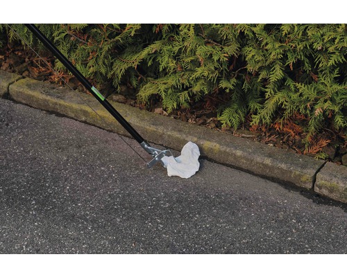 Pince de ramassage des déchets ramassant des déchets
