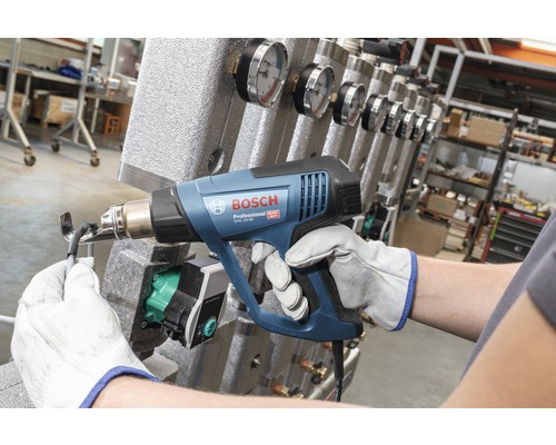 Handwerker benutzt Heißluftpistole von Bosch für Installationsarbeiten