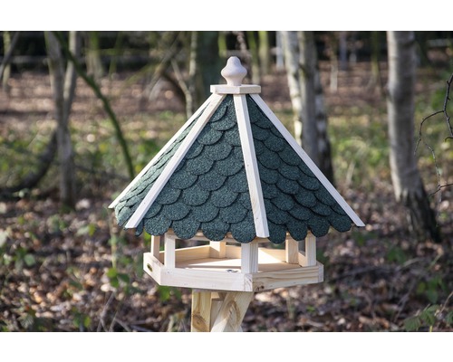 Mangeoire à oiseaux avec toit bitumé dans le jardin