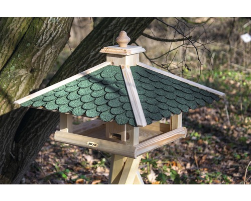 Maison pour oiseaux en bois avec toit en bardeaux verts