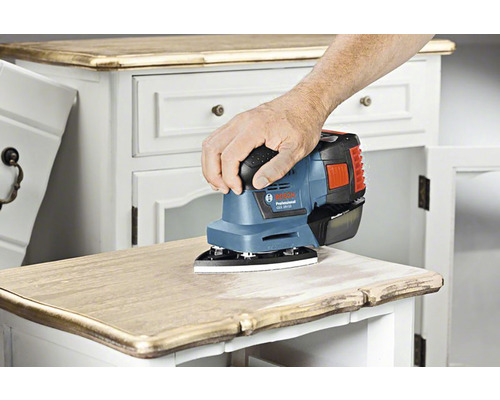 Bosch Logo. Akku-Exzenterschleifer im Einsatz auf einer Kommode.