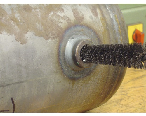 Brosse à tube pour nettoyer un tube métallique