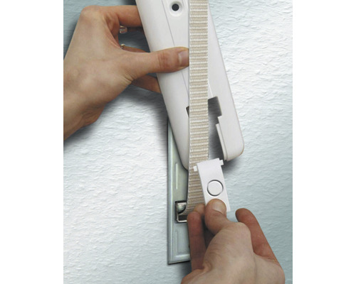 Montage einer Jalousie mit Bedienung und Befestigung