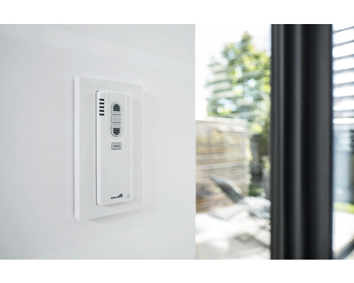 Funk-Wandsender zur Steuerung von Rollläden an einer weißen Wand