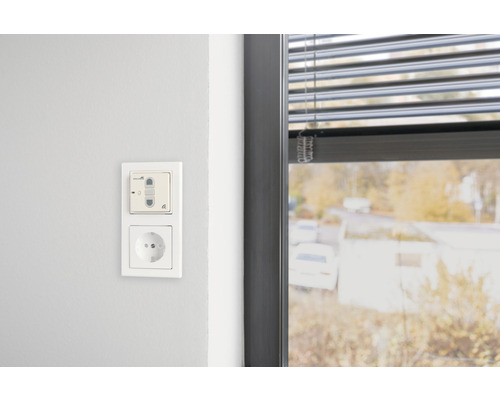 Mise en scène murale avec interrupteur, prise électrique et fenêtre avec store