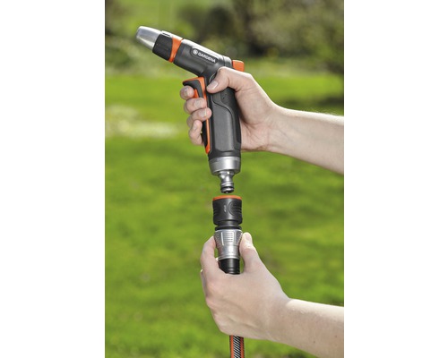 Gartenschlauch mit Gardena Spritzpistole wird verbunden