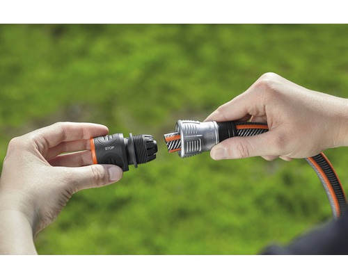 Gartenschlauch-Schnellkupplung wird verbunden