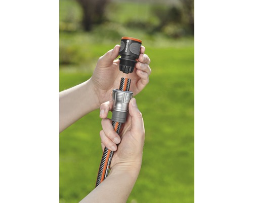 Gartenschlauchverbinder wird an einen Gartenschlauch angeschlossen