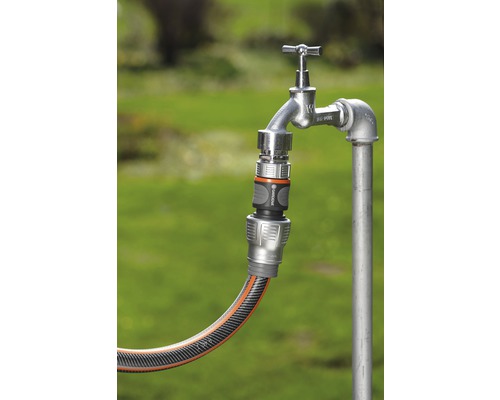 Gartenschlauchanschluss am Wasserhahn im Aussenbereich