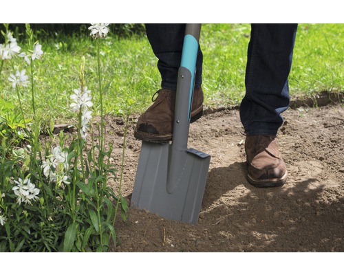 Jardinage avec une bêche dans un parterre de jardin