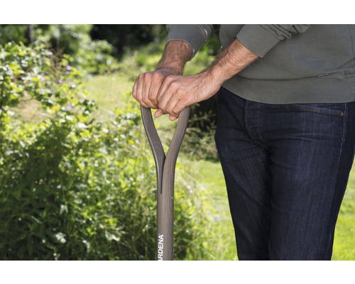 Person hält Gardena Spaten in einem Garten