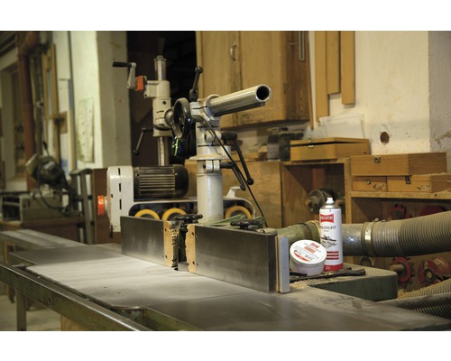 Scène d''atelier avec raboteuse et outils de travail du bois