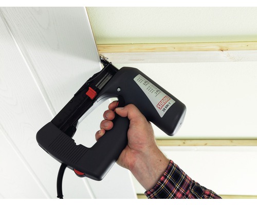 Handhabung eines Elektrotackers zum Befestigen einer Paneele
