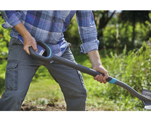 Un homme creuse dans le jardin avec une bêche