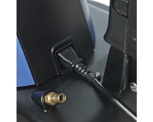 Detailansicht eines Stromkabels mit Stecker an einem Gerät