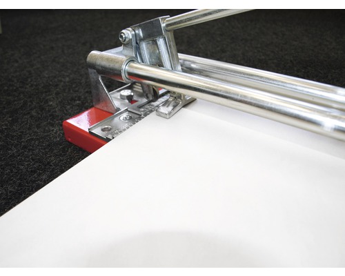 Fliesenschneider im Einsatz.