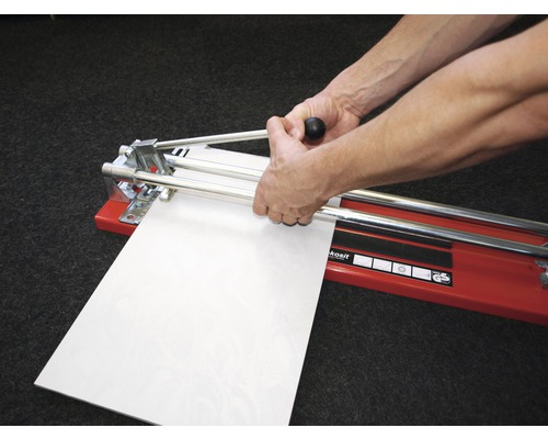 Fliesenschneider im Einsatz mit einer Fliese