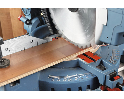 Kappsäge beim Schneiden eines Holzstücks