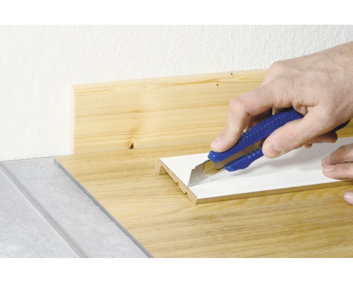 Zuschneiden einer Fußleiste mit einem Cuttermesser