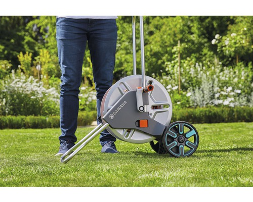Gardena Gartenschlauchwagen mit Rädern und Schlauchanschluss im Garten
