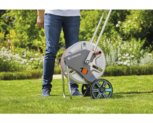 Gardena Schlauchwagen auf einer Rasenfläche