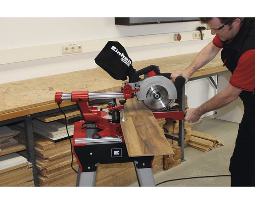 Scie à onglet coupant un morceau de bois