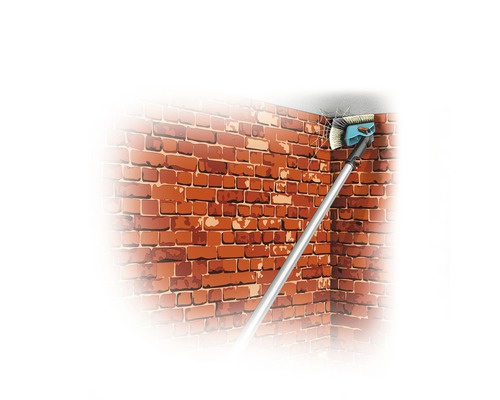 Brosse de plafond avec manche télescopique enlevant les toiles d''araignées d''un mur de briques