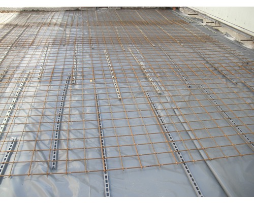 Treillis d''armature sur couche de séparation avec entretoises pour la construction en béton