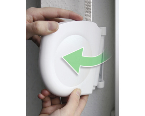 Person montiert eine ausziehbare Wäscheleine