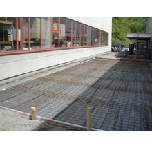Baustelle mit Armierungsgittern für Betonboden