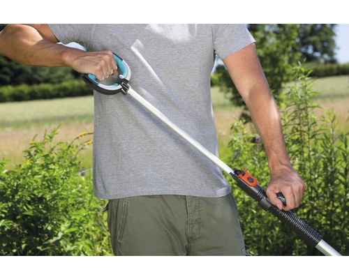 Un homme utilise une pince de préhension dans le jardin.