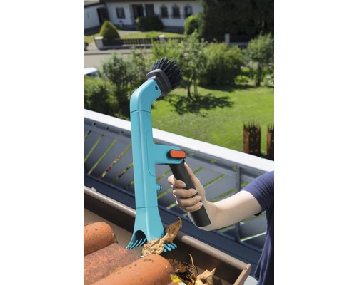 Personne nettoyant une gouttière avec un nettoyeur de gouttière